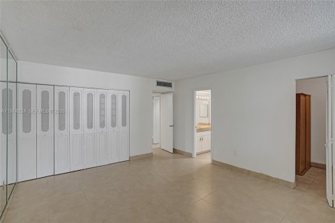 Townhouse in Aventura, Florida 3 bedrooms, 123.56 sq.m. № 2038397 - photo 15