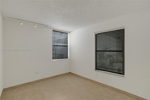 Townhouse in Aventura, Florida 3 bedrooms, 123.56 sq.m. № 2038397 - photo 18