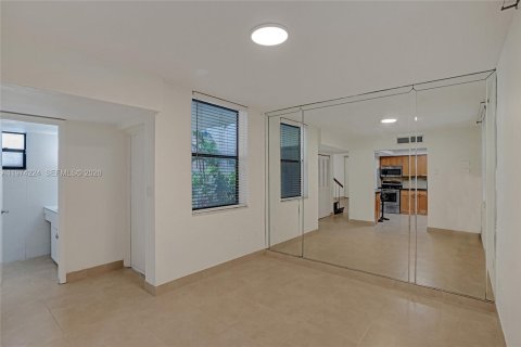 Townhouse in Aventura, Florida 3 bedrooms, 123.56 sq.m. № 2038397 - photo 5