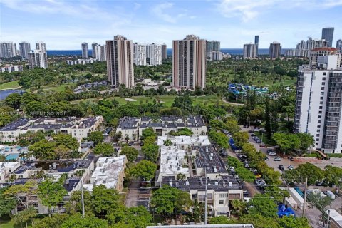 Townhouse in Aventura, Florida 3 bedrooms, 123.56 sq.m. № 2038397 - photo 29