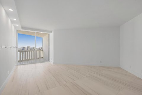 Condo in Aventura, Florida, 2 bedrooms  № 2089697 - photo 22