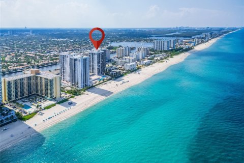 Condominio en alquiler en Hollywood, Florida, 2 dormitorios, 125.42 m2 № 1922450 - foto 3