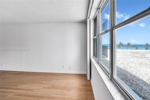 Condominio en alquiler en Hollywood, Florida, 2 dormitorios, 125.42 m2 № 1922450 - foto 24