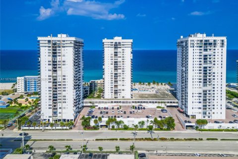 Condominio en alquiler en Hollywood, Florida, 2 dormitorios, 125.42 m2 № 1922450 - foto 1