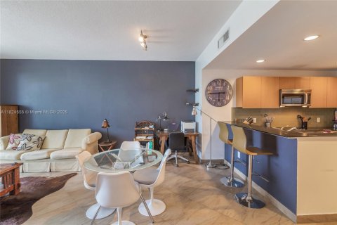 Condo in Miami, Florida, 1 bedroom  № 1792567 - photo 8