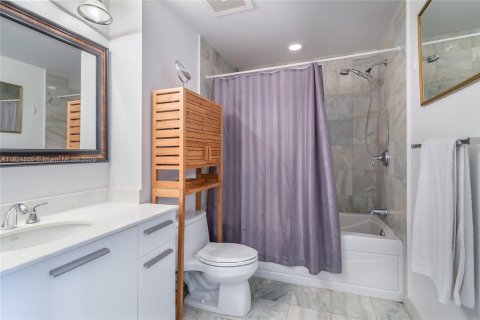 Condo in Miami, Florida, 1 bedroom  № 1792567 - photo 9