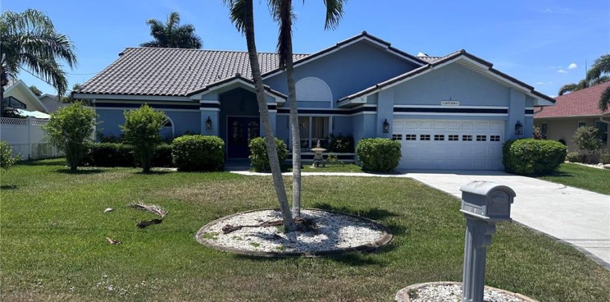 Villa ou maison à Cape Coral, Floride 3 chambres, 217.76 m2 № 1734393