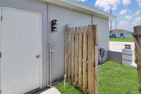 House in Port Richey, Florida 3 bedrooms, 111.3 sq.m. № 1824709 - photo 12