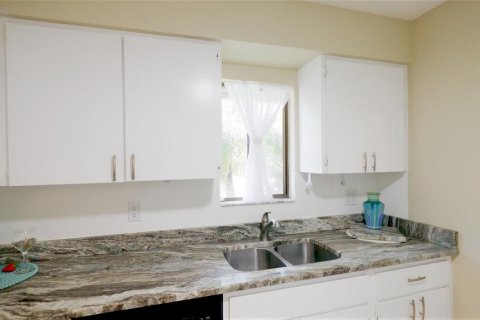 Condo in Sarasota, Florida, 2 bedrooms  № 2216209 - photo 11