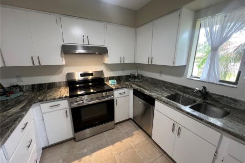 Condo in Sarasota, Florida, 2 bedrooms  № 2216209 - photo 13