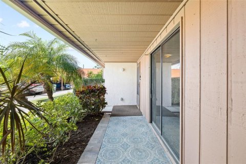Condo in Sarasota, Florida, 2 bedrooms  № 2216209 - photo 4