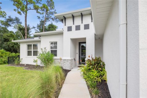 House in North Port, Florida 3 bedrooms, 185.06 sq.m. № 2216126 - photo 2