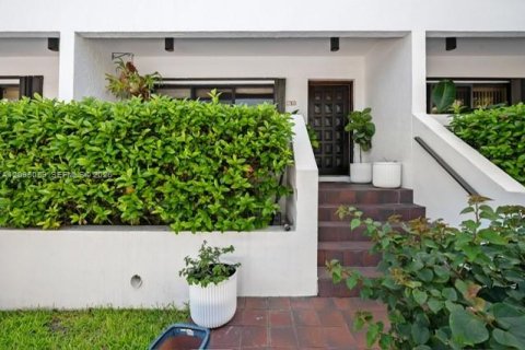Townhouse in Coral Gables, Florida 2 bedrooms, 140.75 sq.m. № 2402444 - photo 15