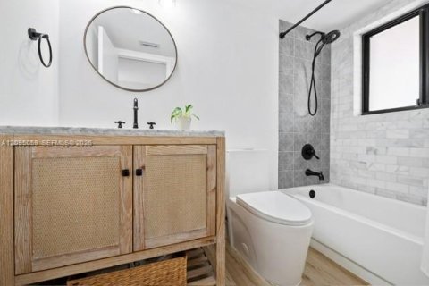 Townhouse in Coral Gables, Florida 2 bedrooms, 140.75 sq.m. № 2402444 - photo 12