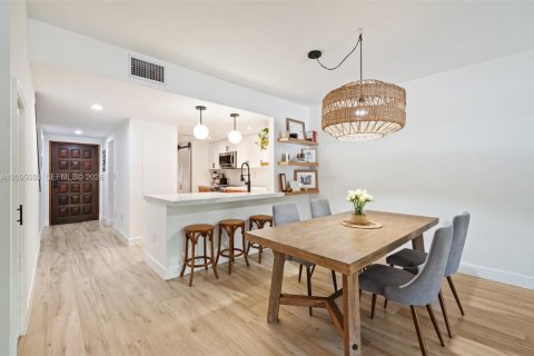 Townhouse in Coral Gables, Florida 2 bedrooms, 140.75 sq.m. № 2402444 - photo 4
