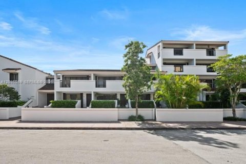 Townhouse in Coral Gables, Florida 2 bedrooms, 140.75 sq.m. № 2402444 - photo 16