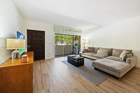 Townhouse in Coral Gables, Florida 2 bedrooms, 140.75 sq.m. № 2402444 - photo 7