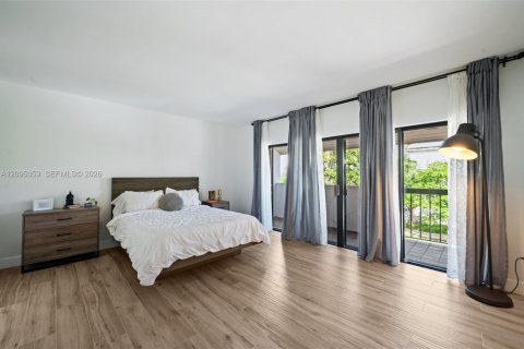 Townhouse in Coral Gables, Florida 2 bedrooms, 140.75 sq.m. № 2402444 - photo 9