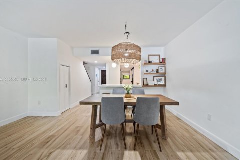 Townhouse in Coral Gables, Florida 2 bedrooms, 140.75 sq.m. № 2402444 - photo 5
