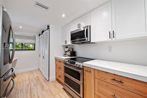 Townhouse in Coral Gables, Florida 2 bedrooms, 140.75 sq.m. № 2402444 - photo 3