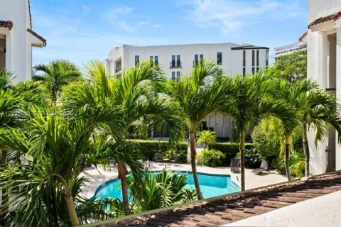 Townhouse in Coral Gables, Florida 2 bedrooms, 140.75 sq.m. № 2402444 - photo 14