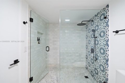 Townhouse in Coral Gables, Florida 2 bedrooms, 140.75 sq.m. № 2402444 - photo 10