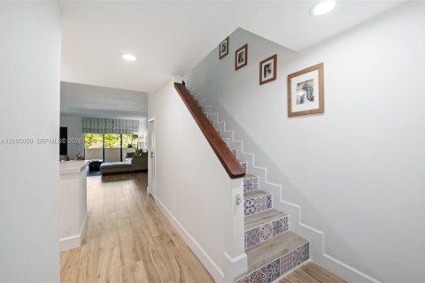 Townhouse in Coral Gables, Florida 2 bedrooms, 140.75 sq.m. № 2402444 - photo 6