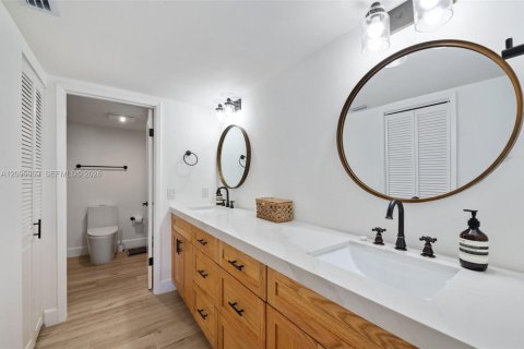 Townhouse in Coral Gables, Florida 2 bedrooms, 140.75 sq.m. № 2402444 - photo 13
