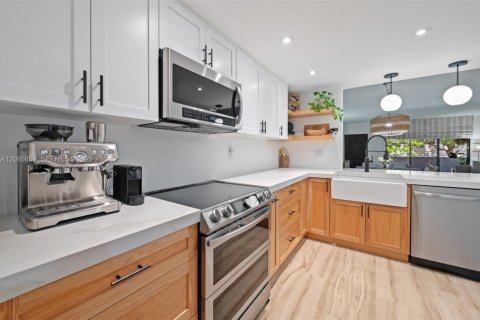 Townhouse in Coral Gables, Florida 2 bedrooms, 140.75 sq.m. № 2402444 - photo 2