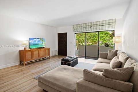 Townhouse in Coral Gables, Florida 2 bedrooms, 140.75 sq.m. № 2402444 - photo 8