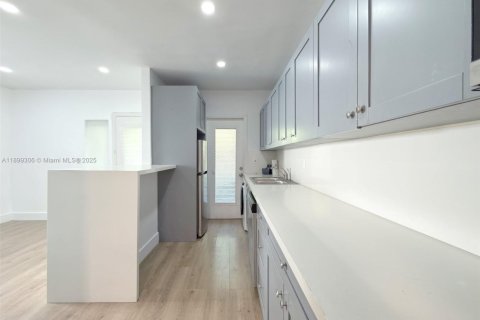 Condominio en alquiler en Miami Beach, Florida, 1 dormitorio № 2012476 - foto 13