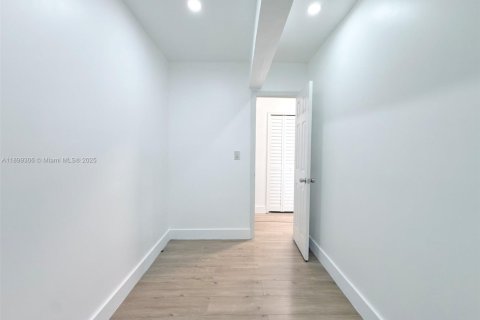 Condominio en alquiler en Miami Beach, Florida, 1 dormitorio № 2012476 - foto 11