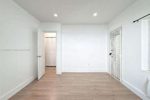 Condominio en alquiler en Miami Beach, Florida, 1 dormitorio № 2012476 - foto 7