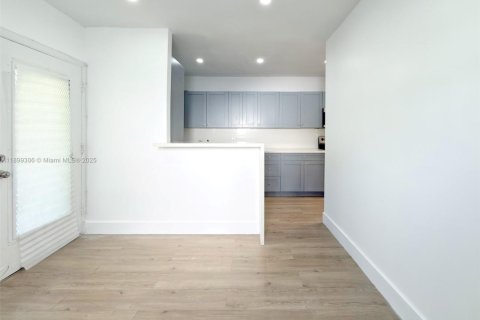 Condominio en alquiler en Miami Beach, Florida, 1 dormitorio № 2012476 - foto 15