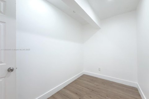 Condominio en alquiler en Miami Beach, Florida, 1 dormitorio № 2012476 - foto 12