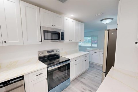 House in Tampa, Florida 4 bedrooms, 143.07 sq.m. № 2098868 - photo 3