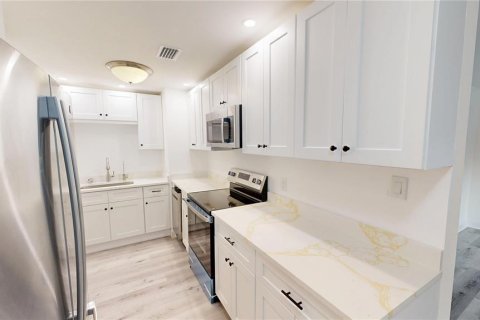 House in Tampa, Florida 4 bedrooms, 143.07 sq.m. № 2098868 - photo 6