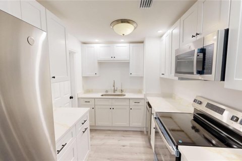 House in Tampa, Florida 4 bedrooms, 143.07 sq.m. № 2098868 - photo 2