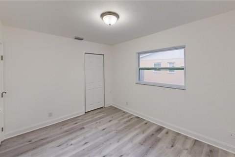 House in Tampa, Florida 4 bedrooms, 143.07 sq.m. № 2098868 - photo 15