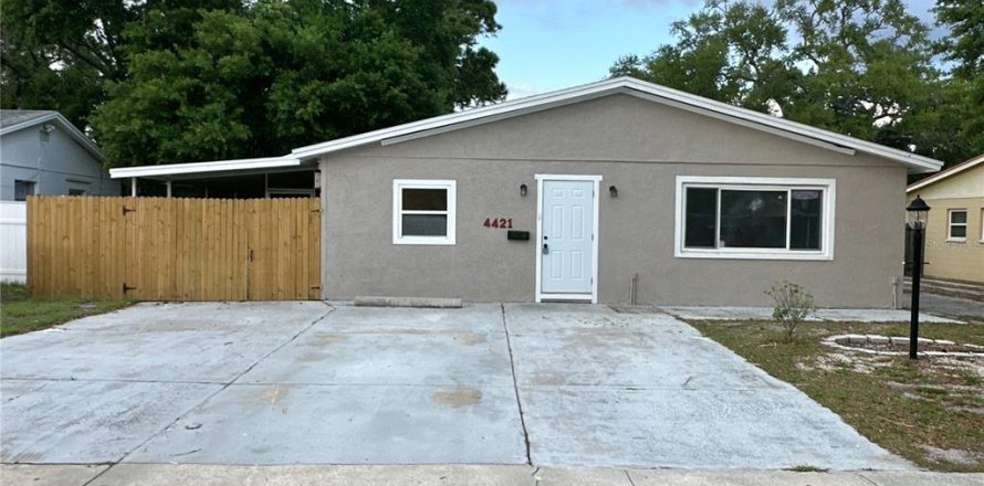 House in Tampa, Florida 4 bedrooms, 143.07 sq.m. № 2098868
