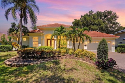 House in Palm Harbor, Florida 5 bedrooms, 293.85 sq.m. № 2302221