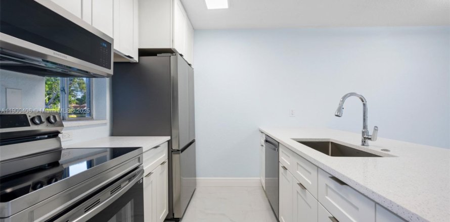 Condo in Lauderhill, Florida, 1 bedroom  № 2059931