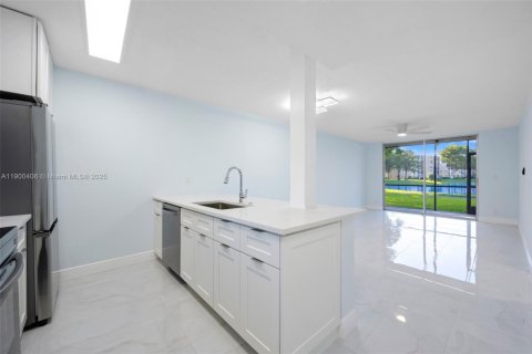 Condo in Lauderhill, Florida, 1 bedroom  № 2059931 - photo 4
