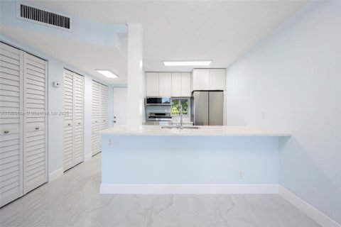 Condo in Lauderhill, Florida, 1 bedroom  № 2059931 - photo 3