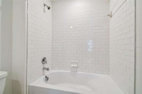 House in San Antonio, Florida 4 bedrooms, 168.15 sq.m. № 1913843 - photo 25