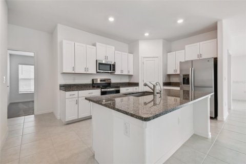 House in San Antonio, Florida 4 bedrooms, 168.15 sq.m. № 1913843 - photo 17