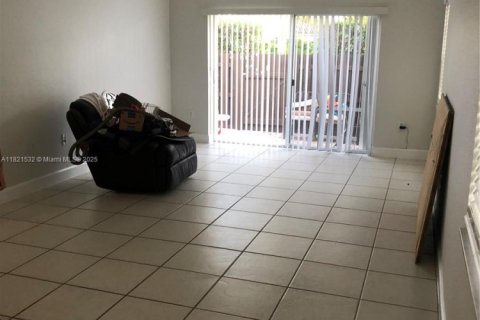 Villa ou maison à louer à Doral, Floride: 2 chambres, 87.89 m2 № 1977493 - photo 3