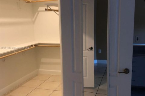 Villa ou maison à louer à Doral, Floride: 2 chambres, 87.89 m2 № 1977493 - photo 11