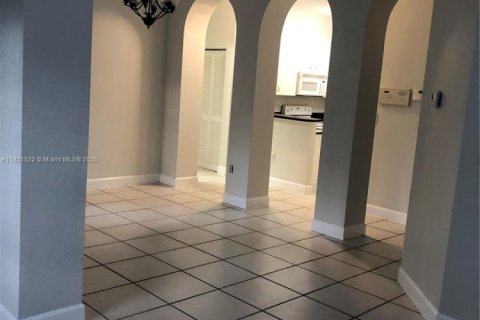 Villa ou maison à louer à Doral, Floride: 2 chambres, 87.89 m2 № 1977493 - photo 6