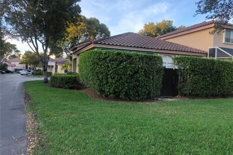 Villa ou maison à louer à Doral, Floride: 2 chambres, 87.89 m2 № 1977493 - photo 16